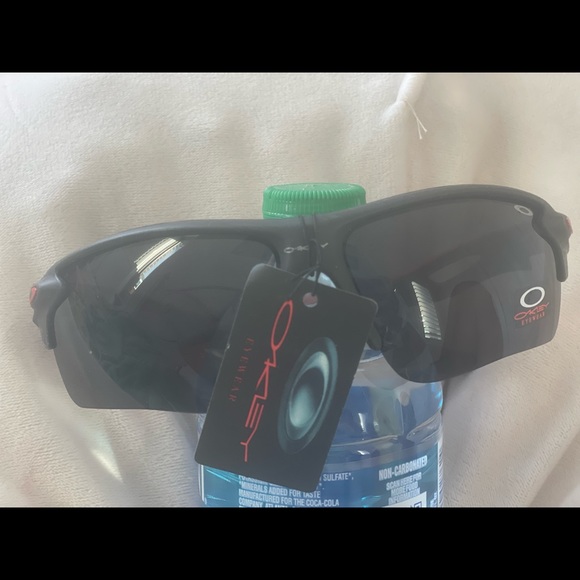 Oakley shades with tag & cover - Picture 7 of 10